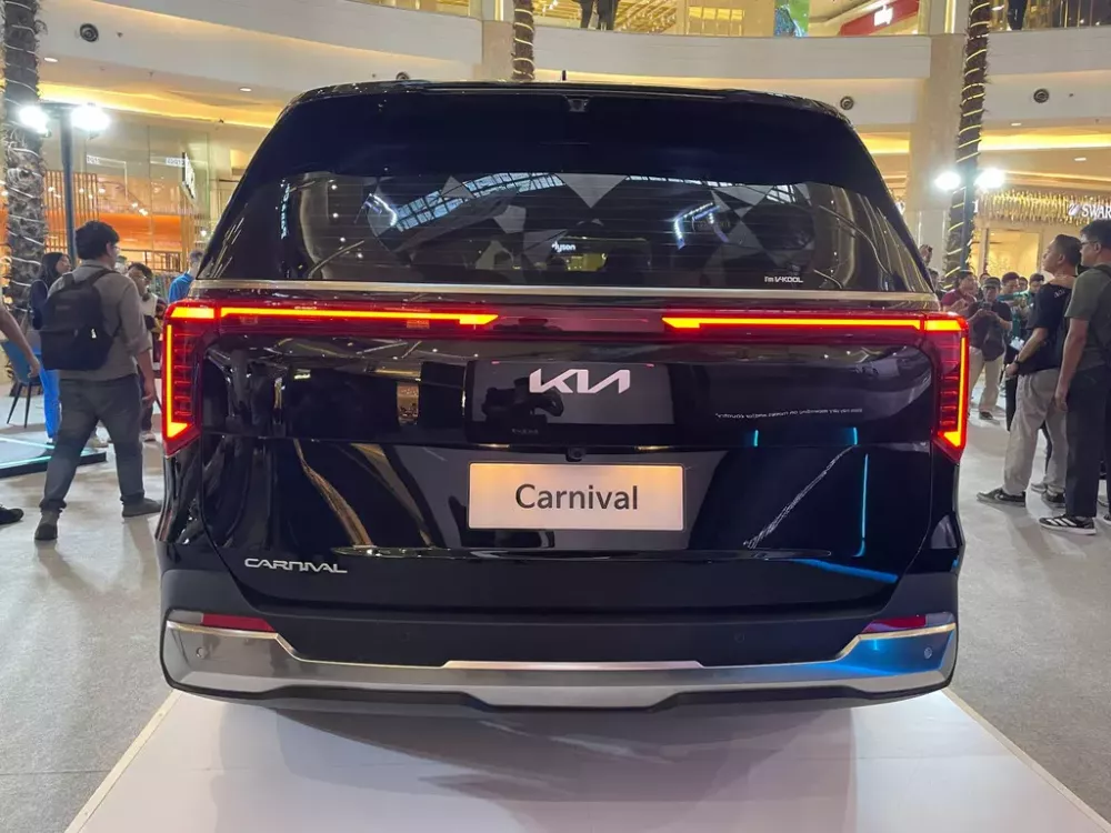 Kia Carnival 2024 được trang bị đèn hậu nằm dọc mới