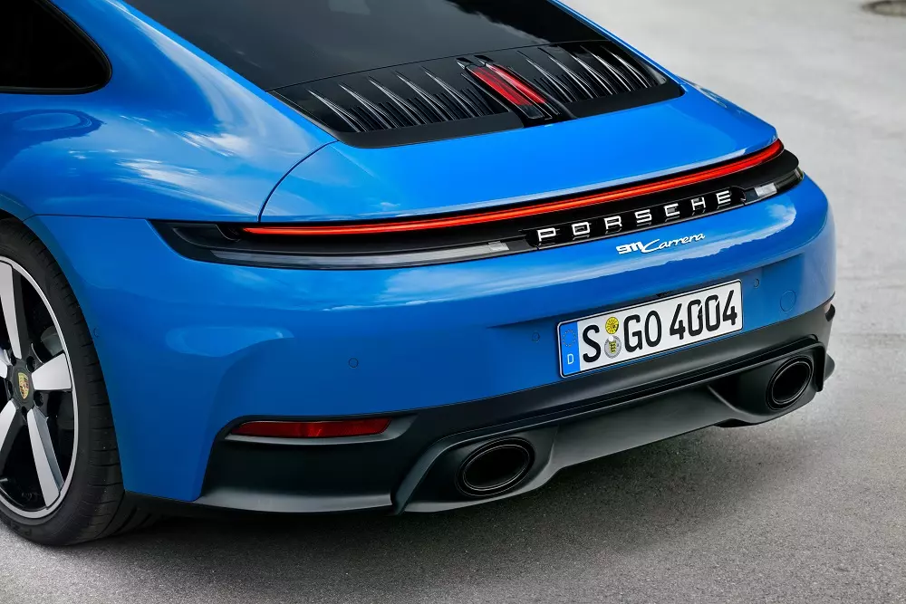 Porsche 911 2025 có khe gió nằm ngay phía dưới kính chắn gió sau