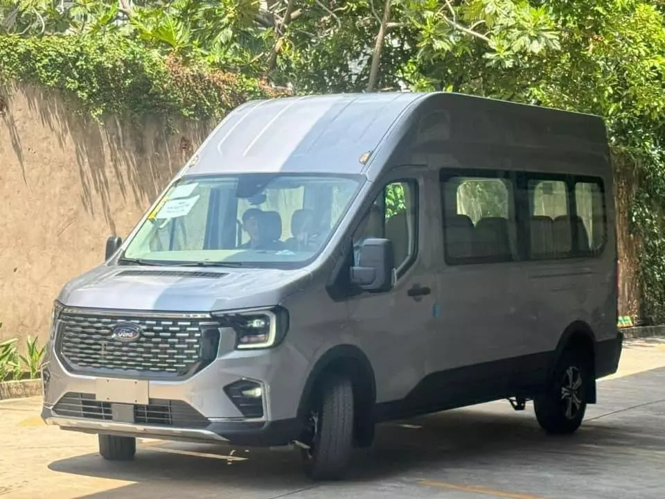 Ford Transit 2024 lộ diện hoàn toàn trước khi trình làng tại Việt Nam trong tháng sau