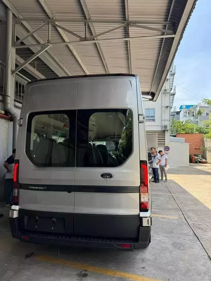 Đèn hậu của Ford Transit 2024 vẫn được thiết kế dọc