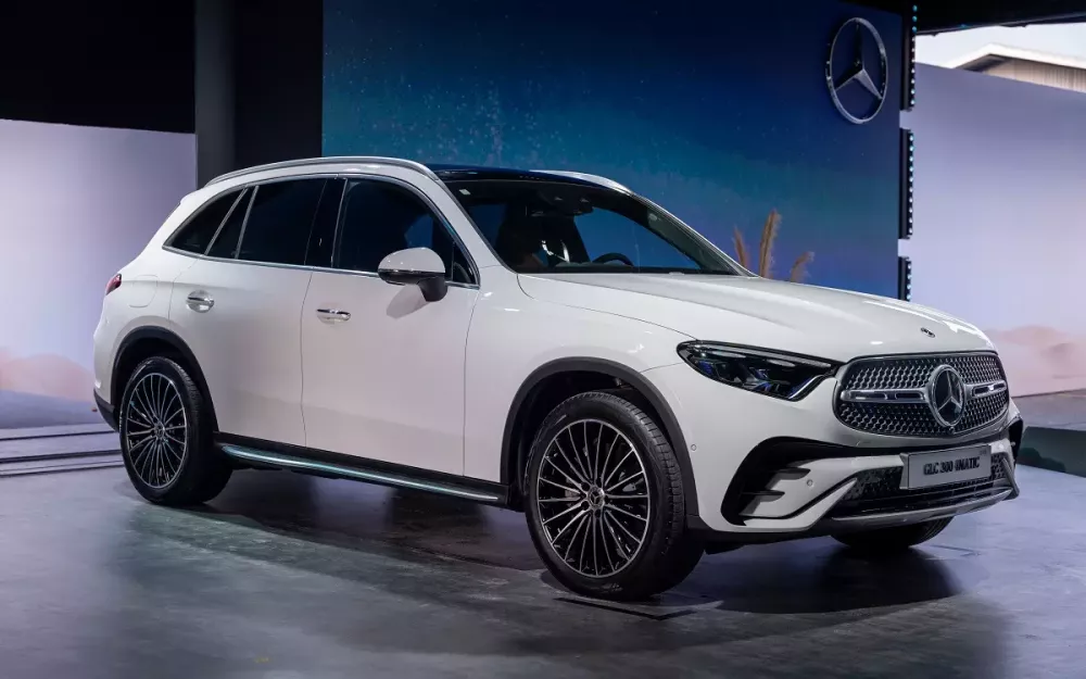 Mercedes-Benz GLC 300 4Matic có thêm màn hình hiển thị thông tin kính lái HUD, giá tăng 40 triệu đồng