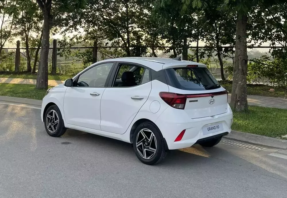 Hyundai Grand i10 2024 nhìn từ phía sau