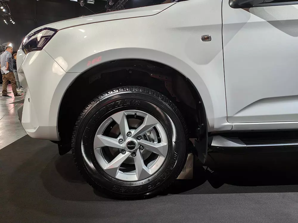 Vành 18 inch của Isuzu MU-X 2025 bản Active