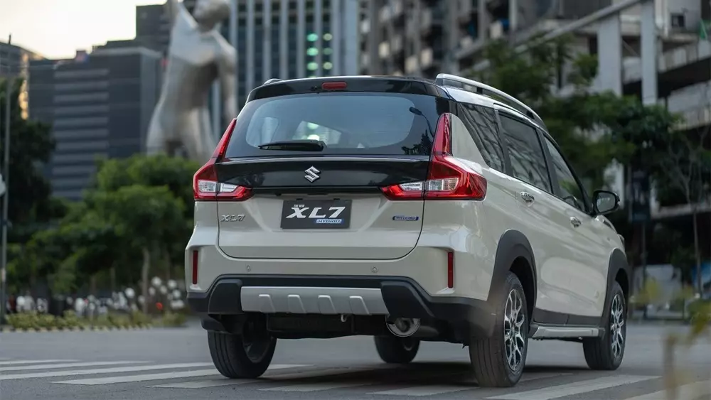 Suzuki XL7 Hybrid nhìn từ phía sau