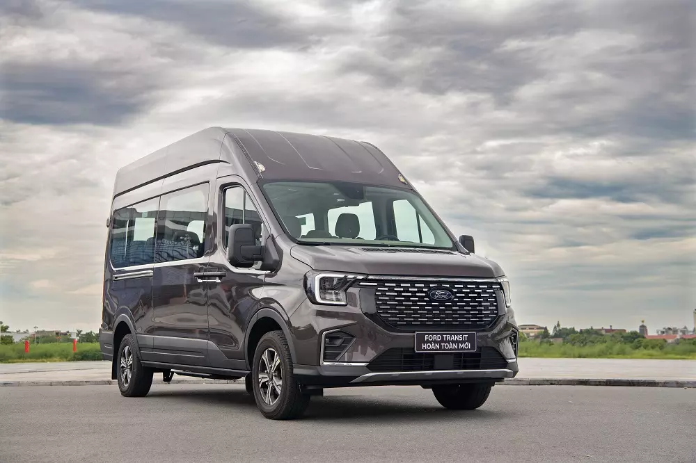 Ford Transit 2024 phiên bản Premium 16 chỗ.