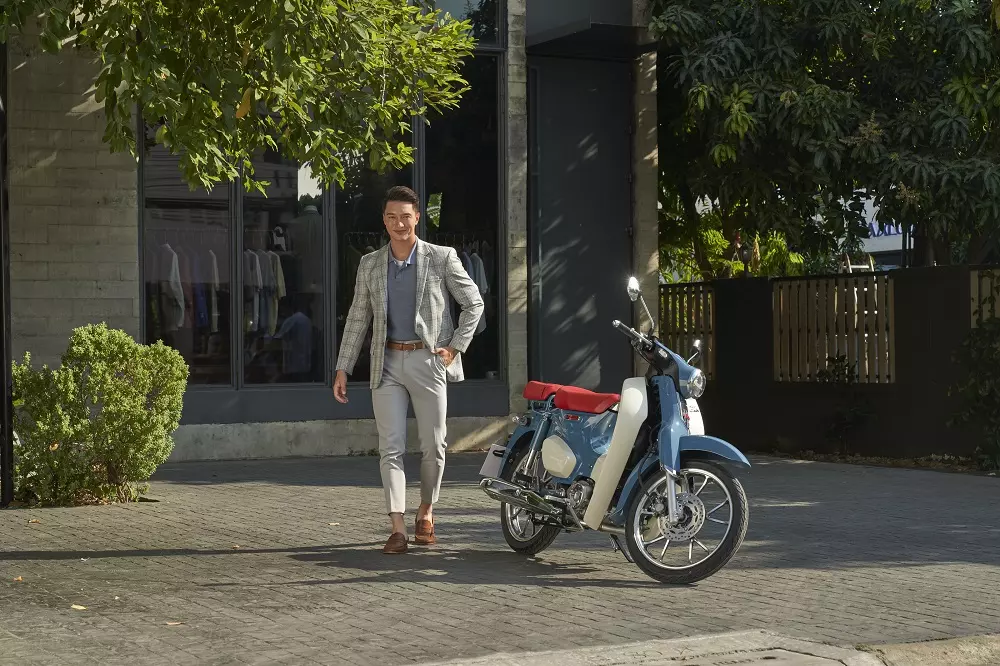 Honda Super Cub C125 2025 với màu sơn Xanh Trắng mới.