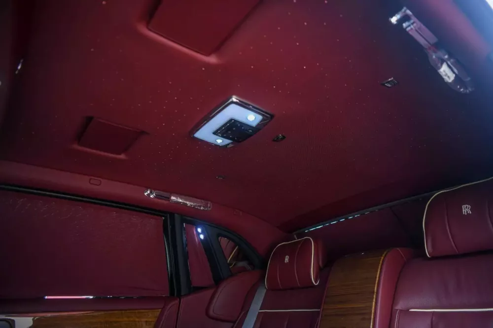Rolls-Royce Phantom VIII có trang bị vách ngăn đã tìm thấy chủ nhân, giá chỉ 39 tỷ đồng- Ảnh 4. Rolls-Royce Phantom VIII có trang bị vách ngăn đã tìm thấy chủ nhân, giá chỉ 39 tỷ đồng- Ảnh 4.