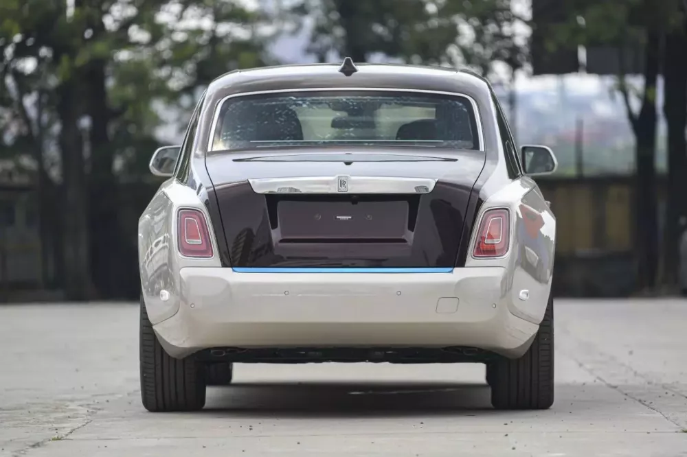 Rolls-Royce Phantom VIII có trang bị vách ngăn đã tìm thấy chủ nhân, giá chỉ 39 tỷ đồng- Ảnh 5.
