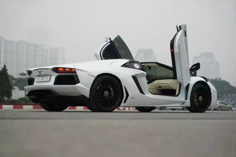 Cận cảnh Lamborghini Aventador mui trần có giá bán gần 17 tỷ đồng, cả Việt Nam chỉ có 4 chiếc- Ảnh 2.