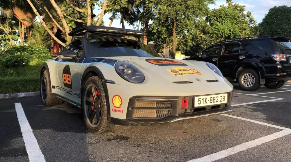 Vẻ đẹp của Porsche 911 Dakar mới về Việt Nam, chủ xe bỏ ra hơn 100 triệu đồng để làm điều này- Ảnh 2.