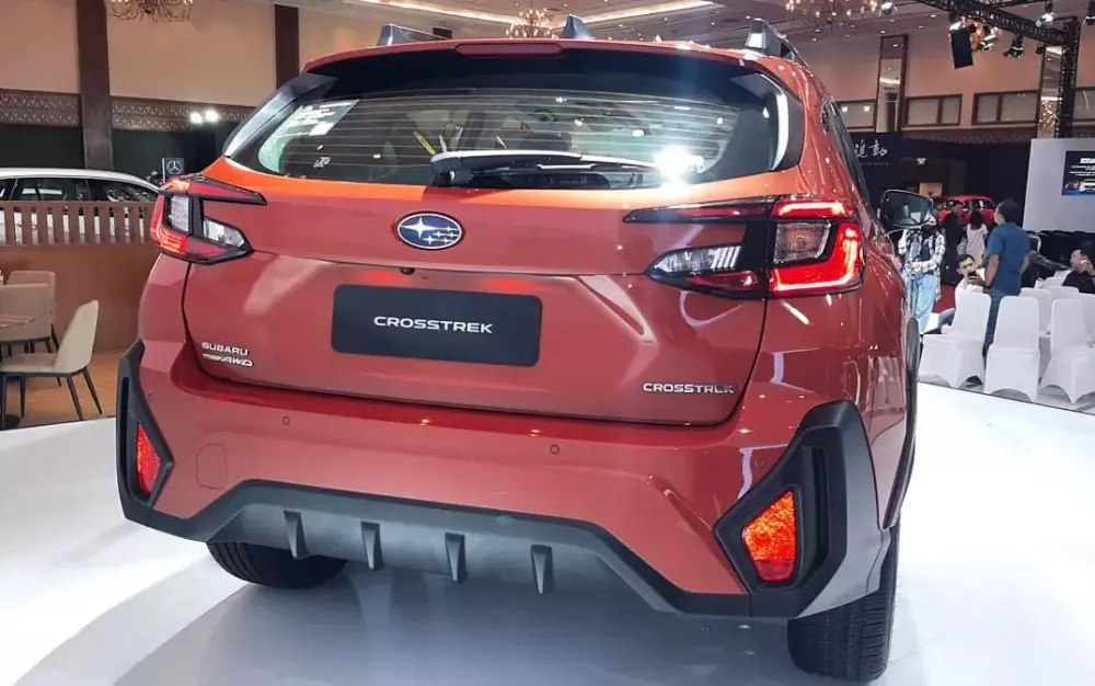 Subaru Crosstrek nhìn từ phía sau