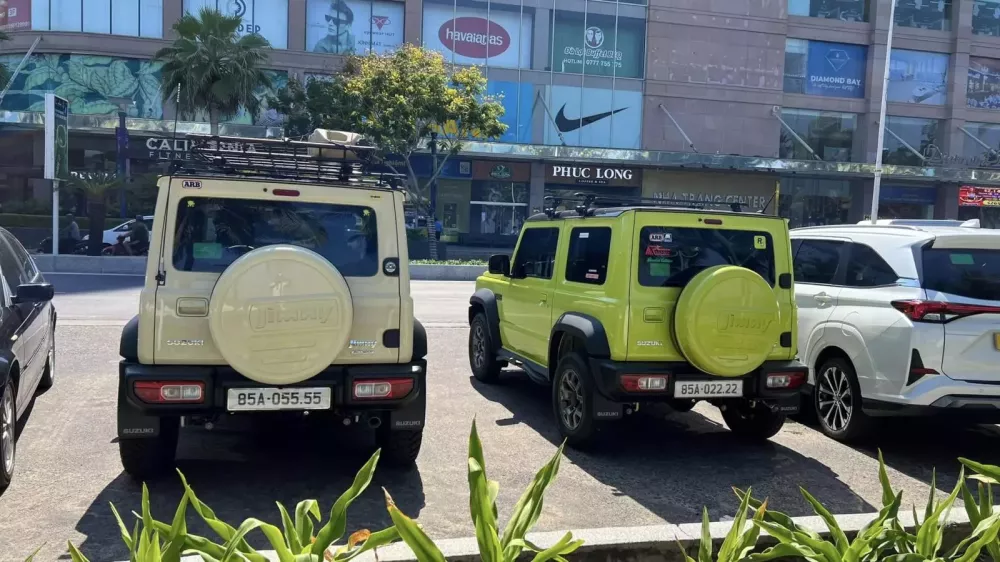 Cặp đôi Suzuki Jimny mang siêu biển tứ quý của đại gia Ninh Thuận- Ảnh 1.