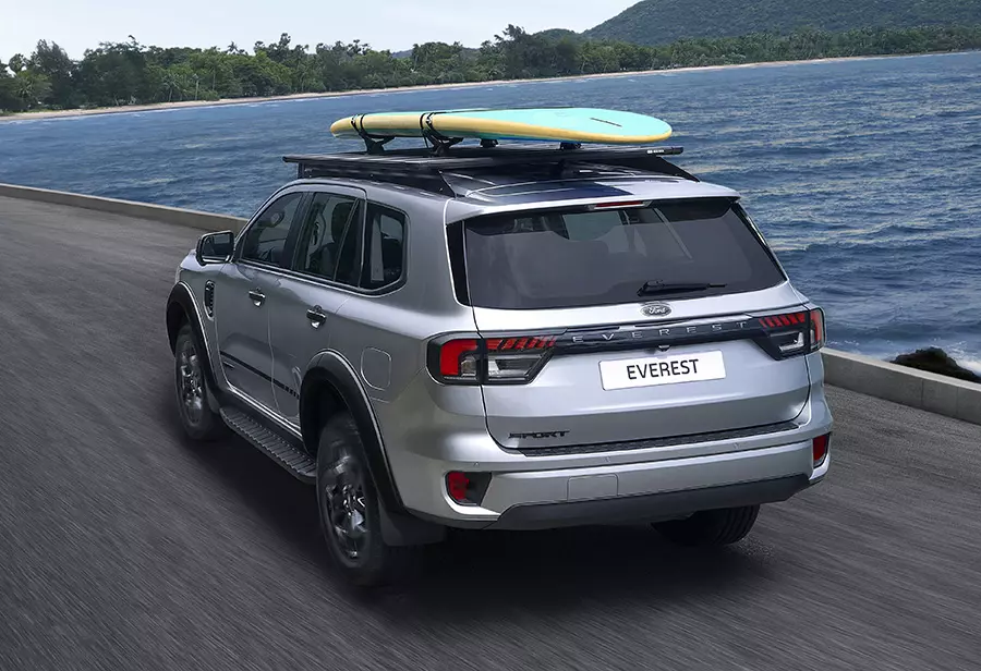 Đèn pha và đèn hậu của Ford Everest Sport 2024 đều có viền màu đen