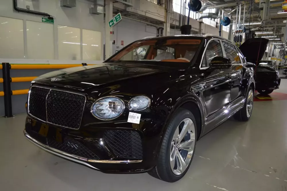 Cặp đôi SUV gần 50 tỷ đồng của vợ chồng Đoàn Di Băng mới mua: Bentley Bentayga EWB sang trọng, tốc độ có Lamborghini Urus Performante- Ảnh 2.