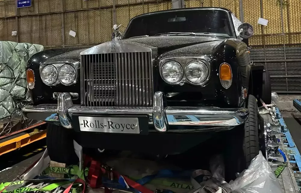 Gumball 3000: Cận cảnh Rolls-Royce Silver Shadow độ phong cách xe bán tải siêu độc lạ mới cập bến Việt Nam- Ảnh 1.