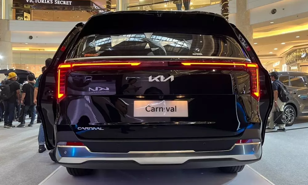 Đằng sau Kia Carnival 2025 xuất hiện cụm đèn hậu mới.