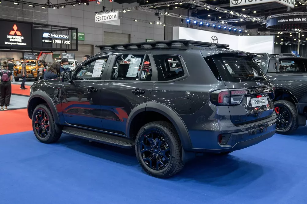 Ford Everest Sport 2024 màu xám