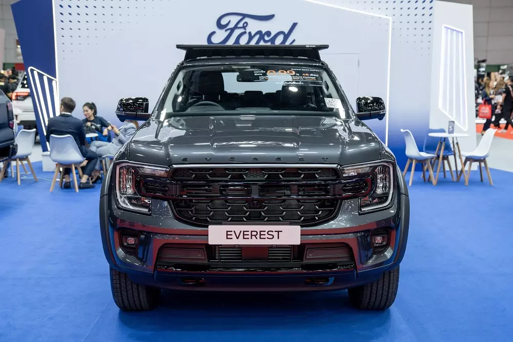 Ford Everest Sport 2024 nhìn từ phía trước