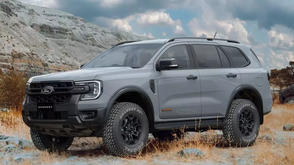 Ford Everest Tremor 2025 được sơn màu xám với logo màu cam nổi bật.