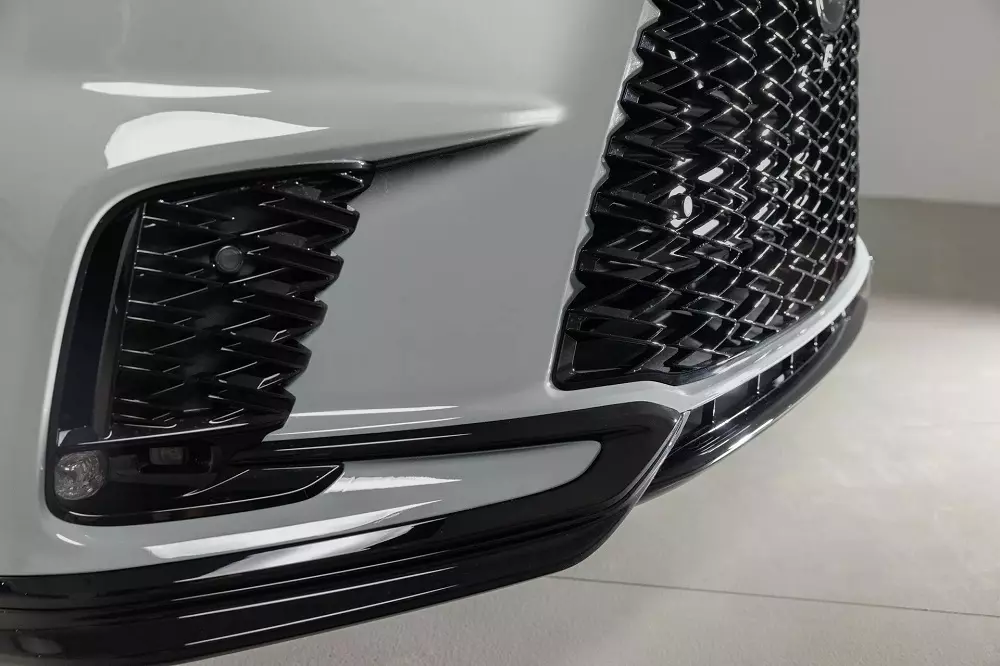 Lexus RX Black Line Special Edition có những chi tiết ngoại thất màu đen bóng.