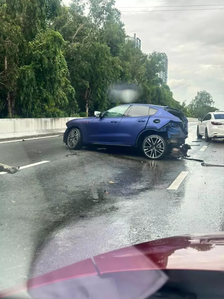 Chiếc Maserati Levante Trofeo Launch Edition đã lộn nhiều vòng và tông vào dải phân cách