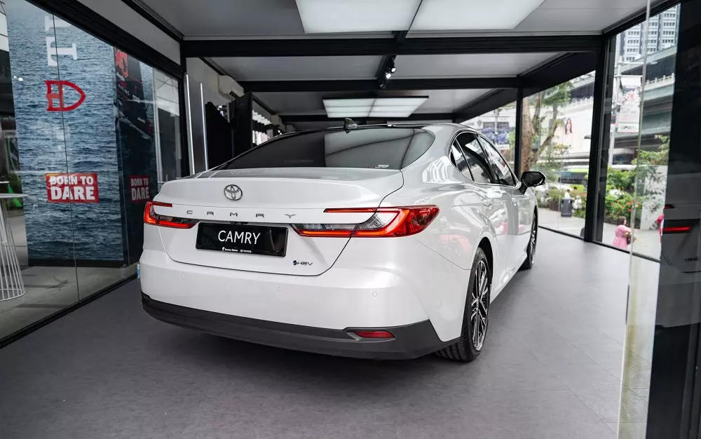 Toyota Camry 2025 được trưng bày tại Singapore.