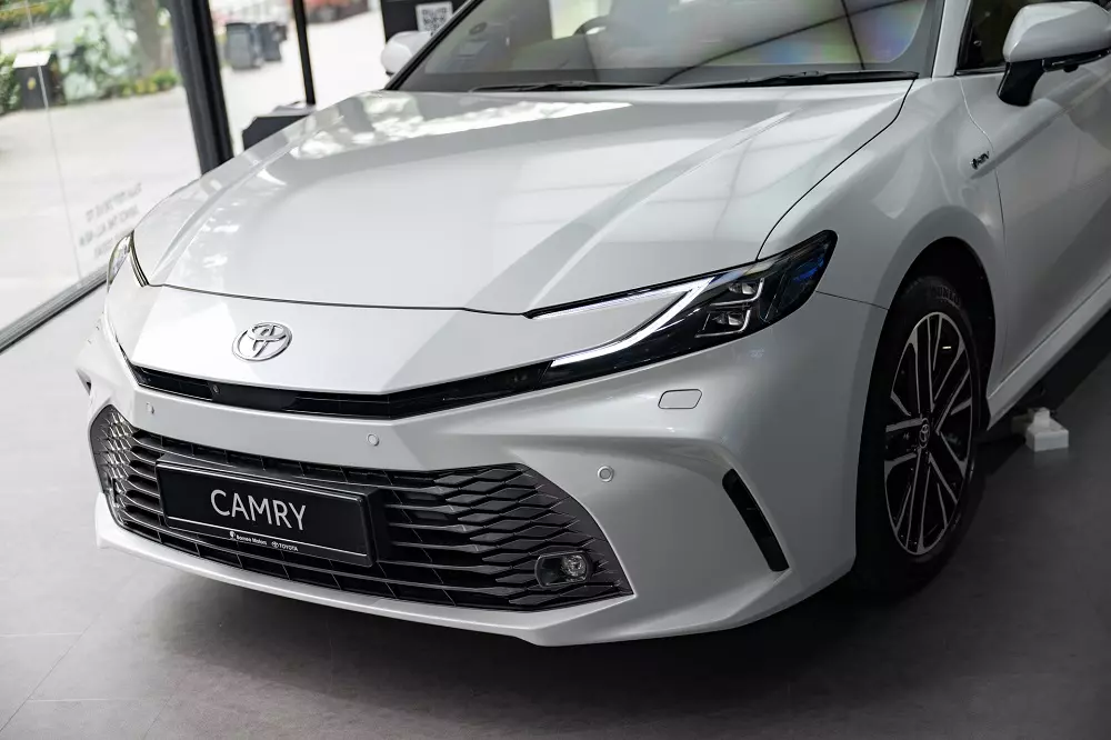 Thiết kế đầu xe của Toyota Camry 2025 dành cho Singapore.