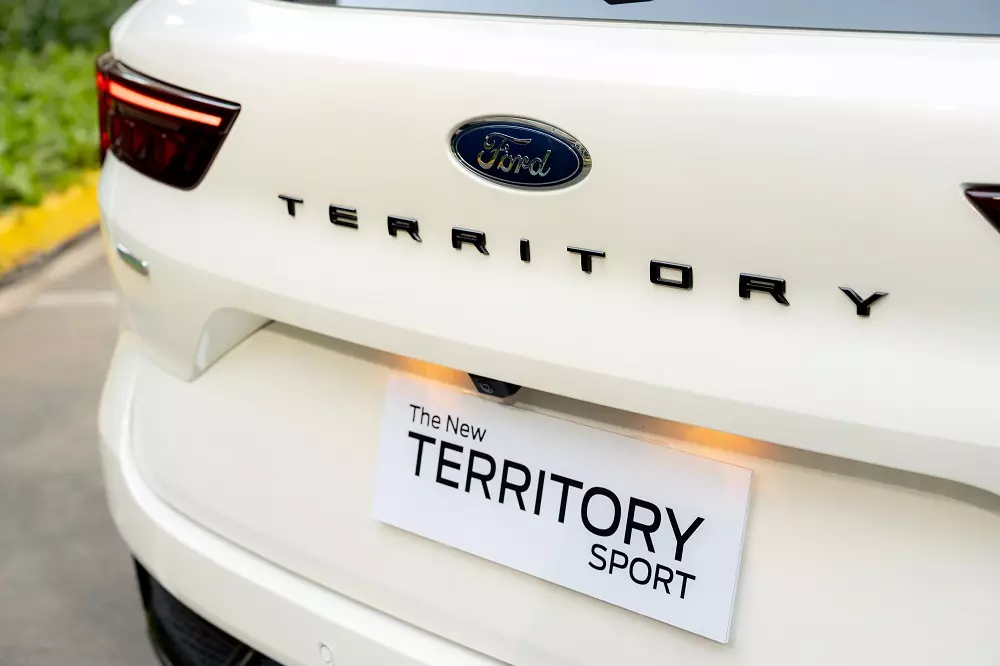 Logo Territory Sport màu đen trên cửa cốp của Ford Territory Sport