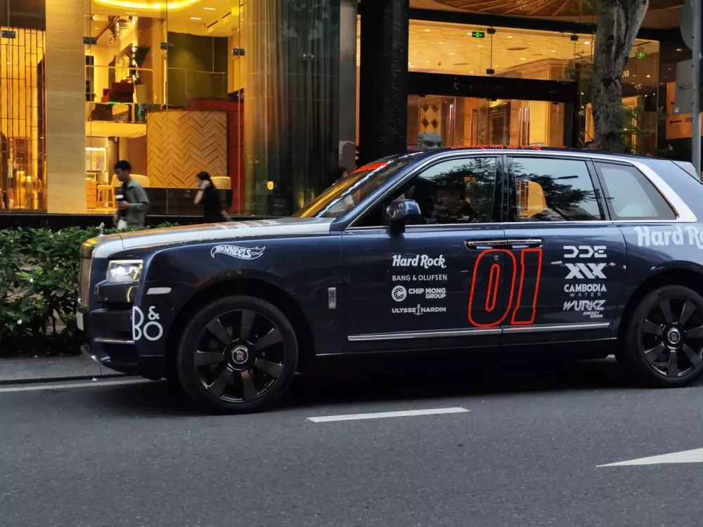 Cặp đôi Rolls-Royce Cullinan tham dự Gumball 3000 dạo phố Tp.HCM: Ở hẳn khách sạn 6 sao để đỗ xe riêng- Ảnh 4.