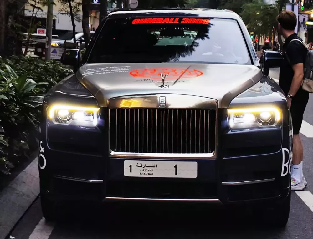 Gumball 3000: Dân chơi Trung Đông lái Rolls-Royce Cullinan biển số độc nhất vô nhị tại Tp.HCM- Ảnh 2.