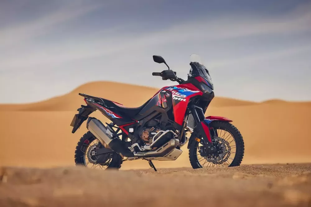 Honda CRF1100L Africa Twin 2024 được cải tiến hệ thống giảm xóc và hạ yên.