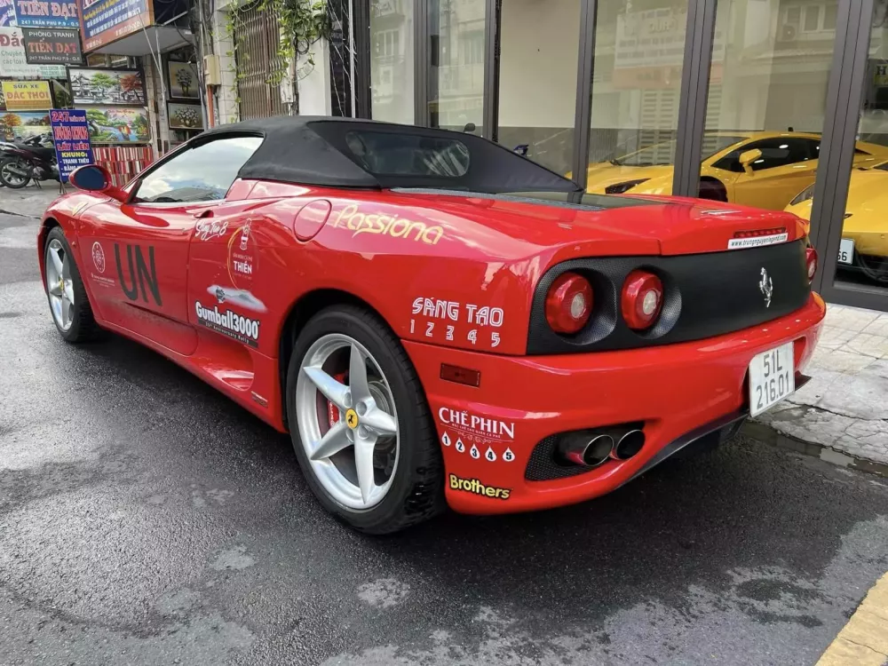 Độc lạ như "Qua" Vũ, không chỉ 1 mà mang 2 xe Ferrari 360 Spider góp mặt ở Gumball 3000- Ảnh 3.