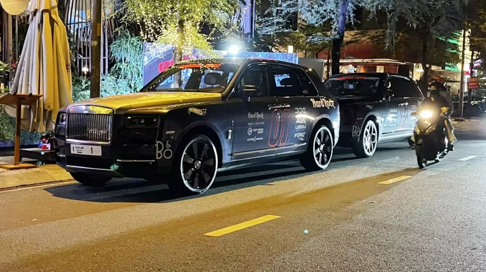 Cặp đôi Rolls-Royce Cullinan tham dự Gumball 3000 dạo phố Tp.HCM: Ở hẳn khách sạn 6 sao để đỗ xe riêng- Ảnh 1.