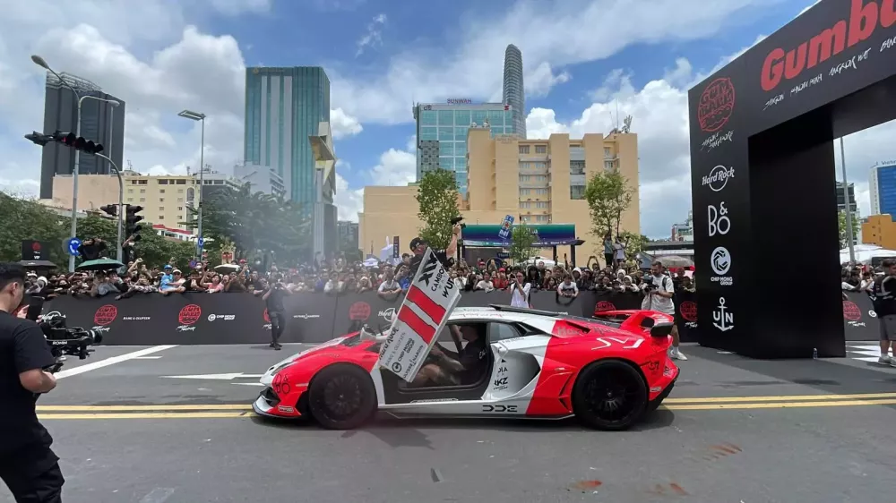 Dàn siêu xe Gumball 3000 2024 chính thức khởi hành từ Việt Nam đi Campuchia: Ferrari 296 GTB xuất phát trước- Ảnh 12.