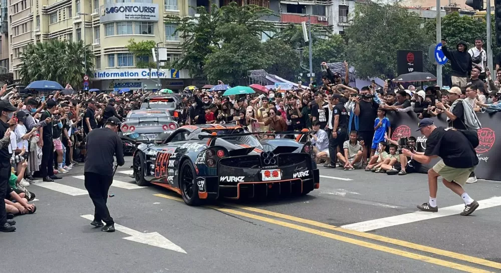 Dàn siêu xe Gumball 3000 2024 chính thức khởi hành từ Việt Nam đi Campuchia: Ferrari 296 GTB xuất phát trước- Ảnh 10.