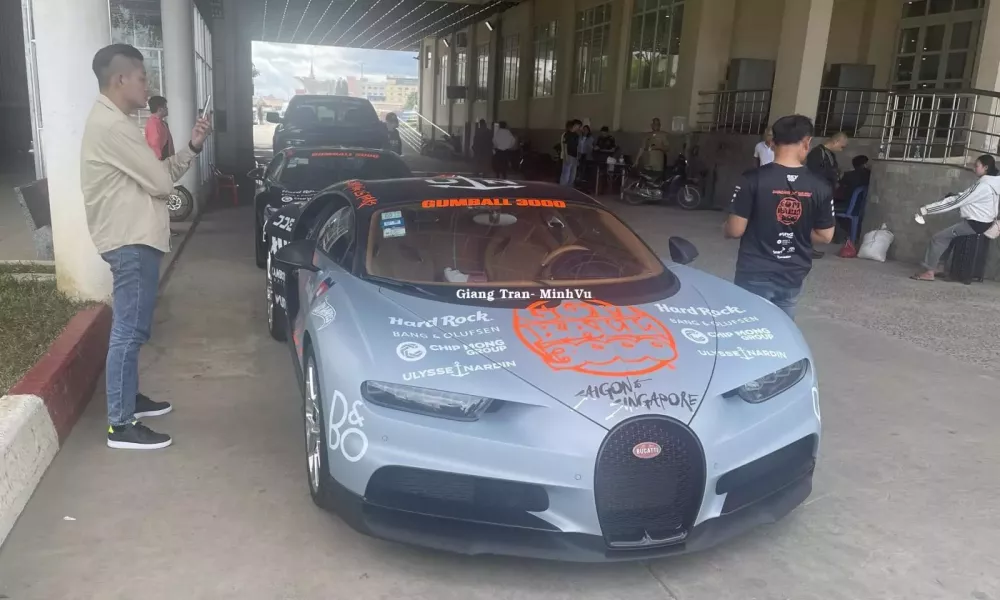 Sự cố hành trình Gumball 3000: Cặp đôi Bugatti Chiron tới cửa khẩu nhưng phải quay về- Ảnh 1.