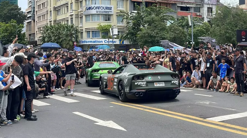 Dàn siêu xe Gumball 3000 2024 chính thức khởi hành từ Việt Nam đi Campuchia: Ferrari 296 GTB xuất phát trước- Ảnh 9.