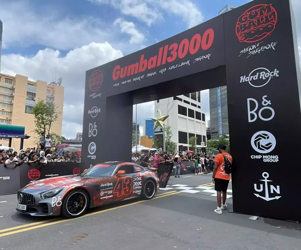 Dàn siêu xe Gumball 3000 2024 chính thức khởi hành từ Việt Nam đi Campuchia: Ferrari 296 GTB xuất phát trước- Ảnh 2.