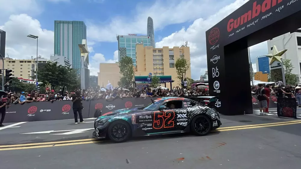 Dàn siêu xe Gumball 3000 2024 chính thức khởi hành từ Việt Nam đi Campuchia: Ferrari 296 GTB xuất phát trước- Ảnh 13.