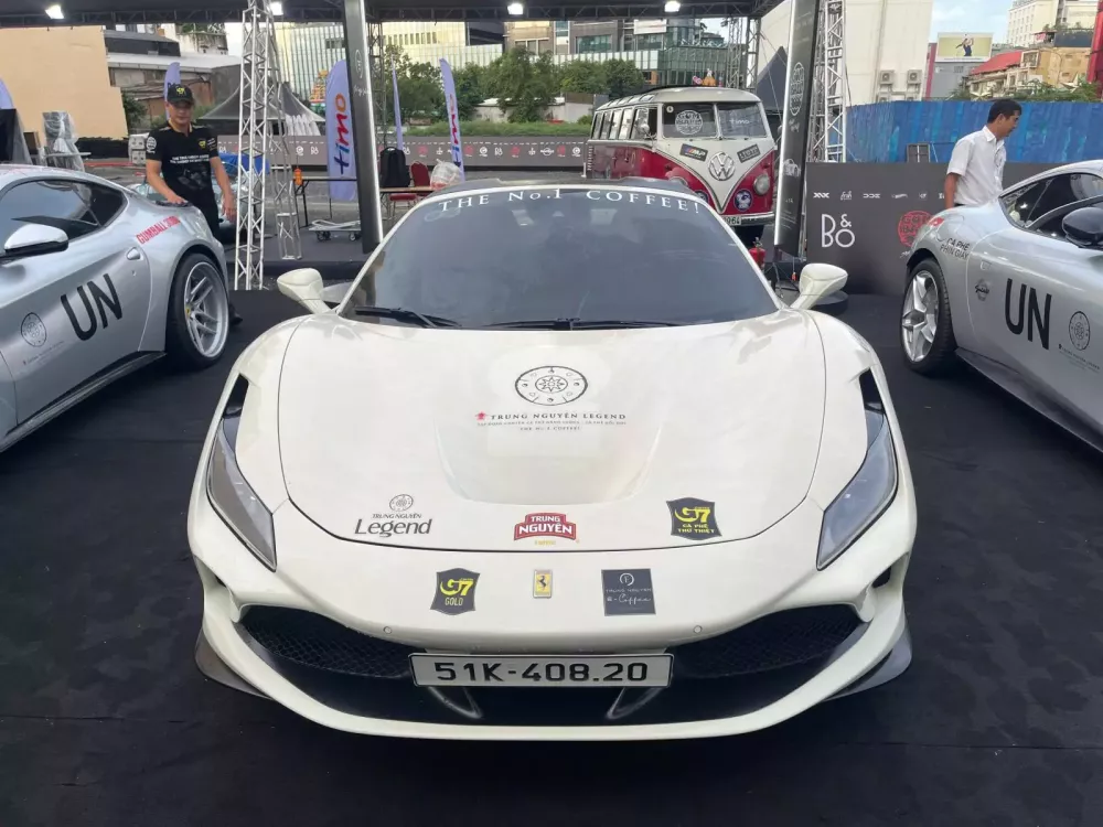 Ngắm nhìn chú "bạch mã" Ferrari F8 Spider độc nhất Việt Nam khoe sắc tại Gumball 3000 2024- Ảnh 1.