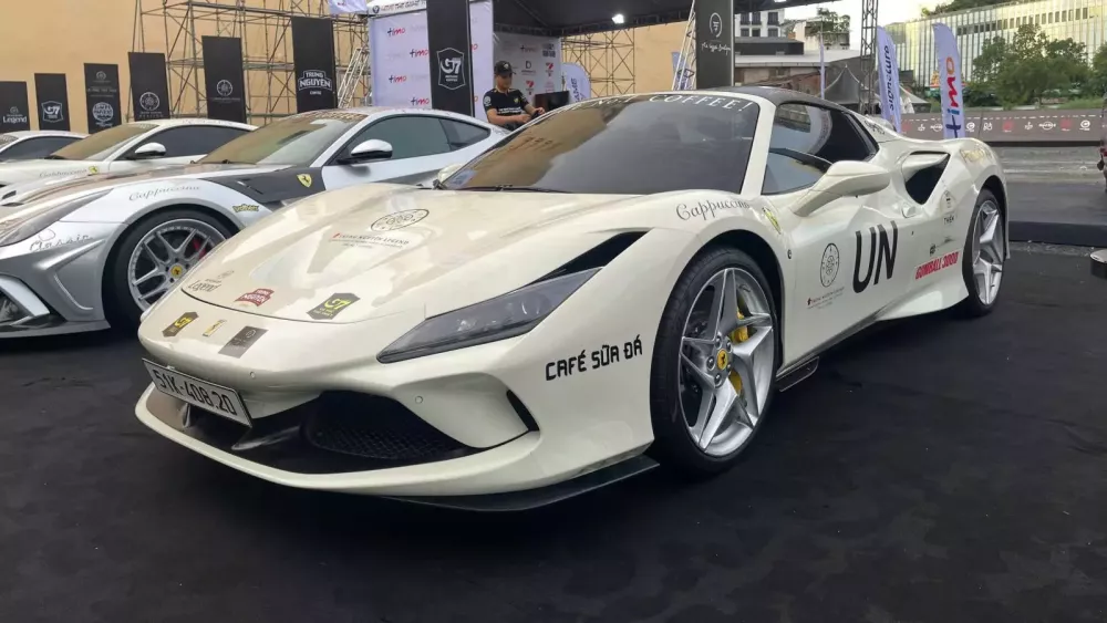 Ngắm nhìn chú "bạch mã" Ferrari F8 Spider độc nhất Việt Nam khoe sắc tại Gumball 3000 2024- Ảnh 2.