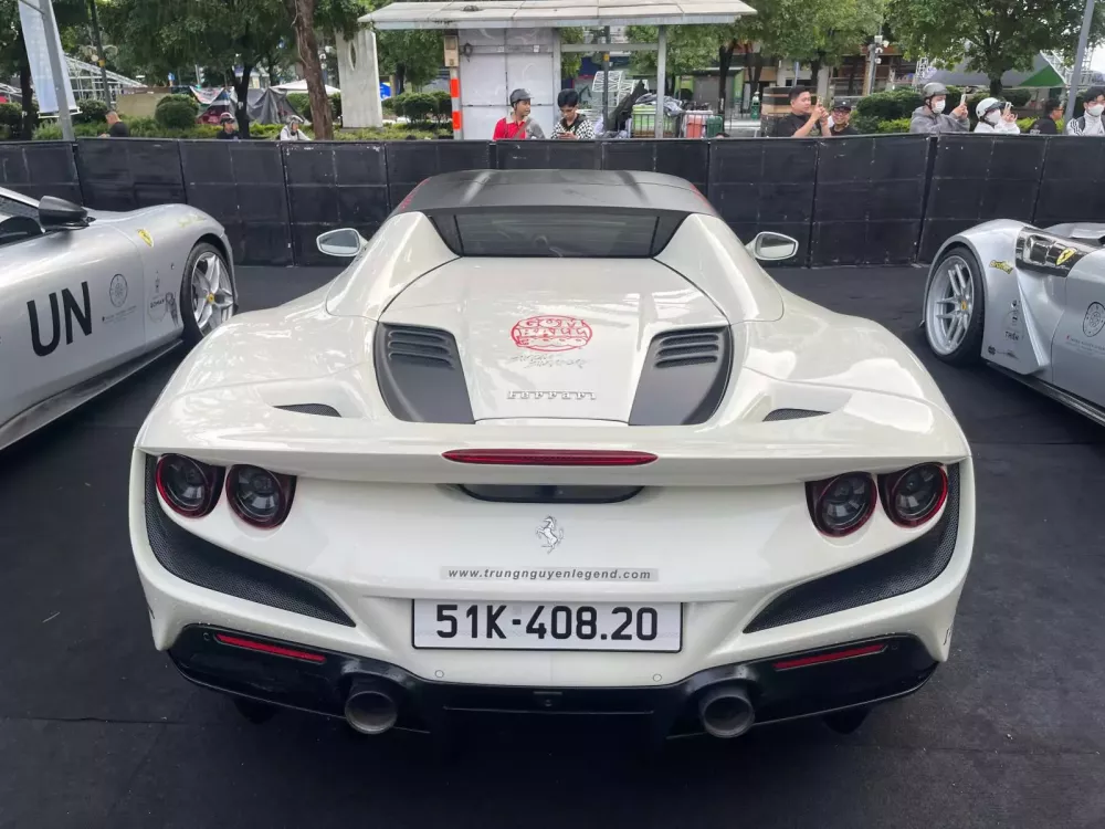 Ngắm nhìn chú "bạch mã" Ferrari F8 Spider độc nhất Việt Nam khoe sắc tại Gumball 3000 2024- Ảnh 6.