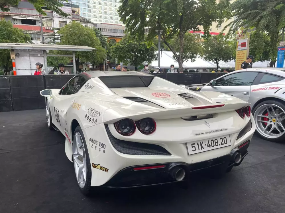 Ngắm nhìn chú "bạch mã" Ferrari F8 Spider độc nhất Việt Nam khoe sắc tại Gumball 3000 2024- Ảnh 5.