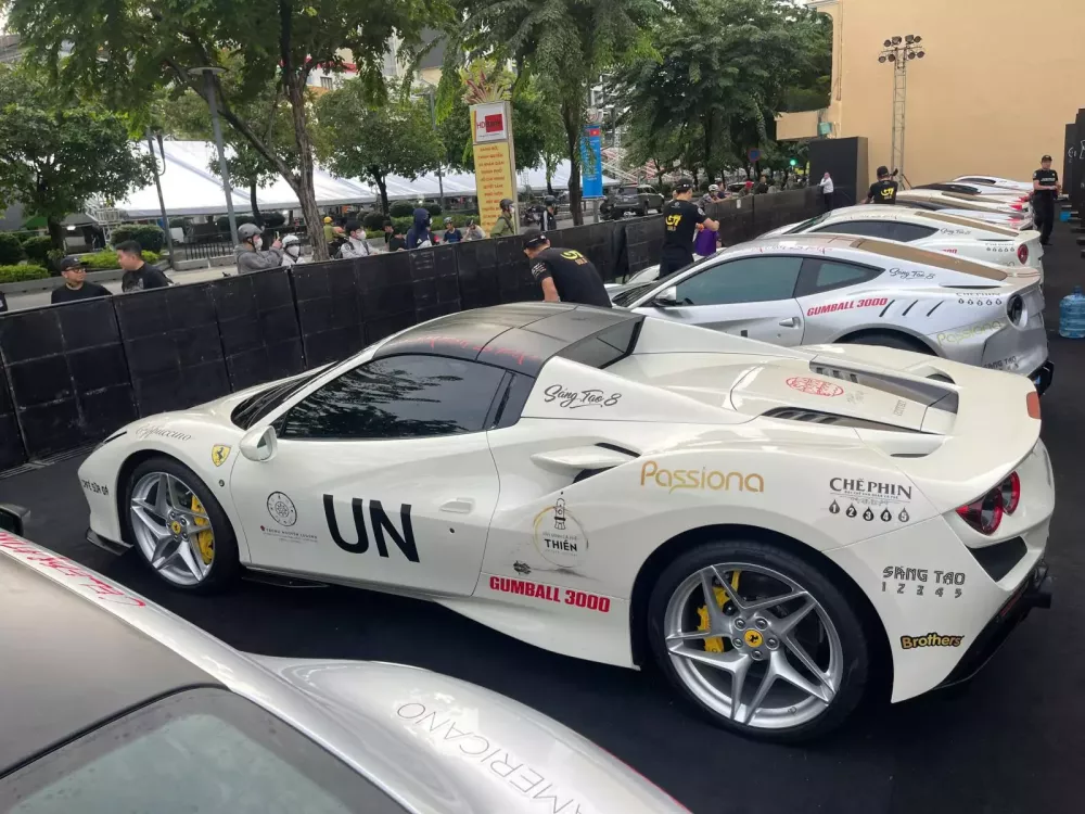 Ngắm nhìn chú "bạch mã" Ferrari F8 Spider độc nhất Việt Nam khoe sắc tại Gumball 3000 2024- Ảnh 3.