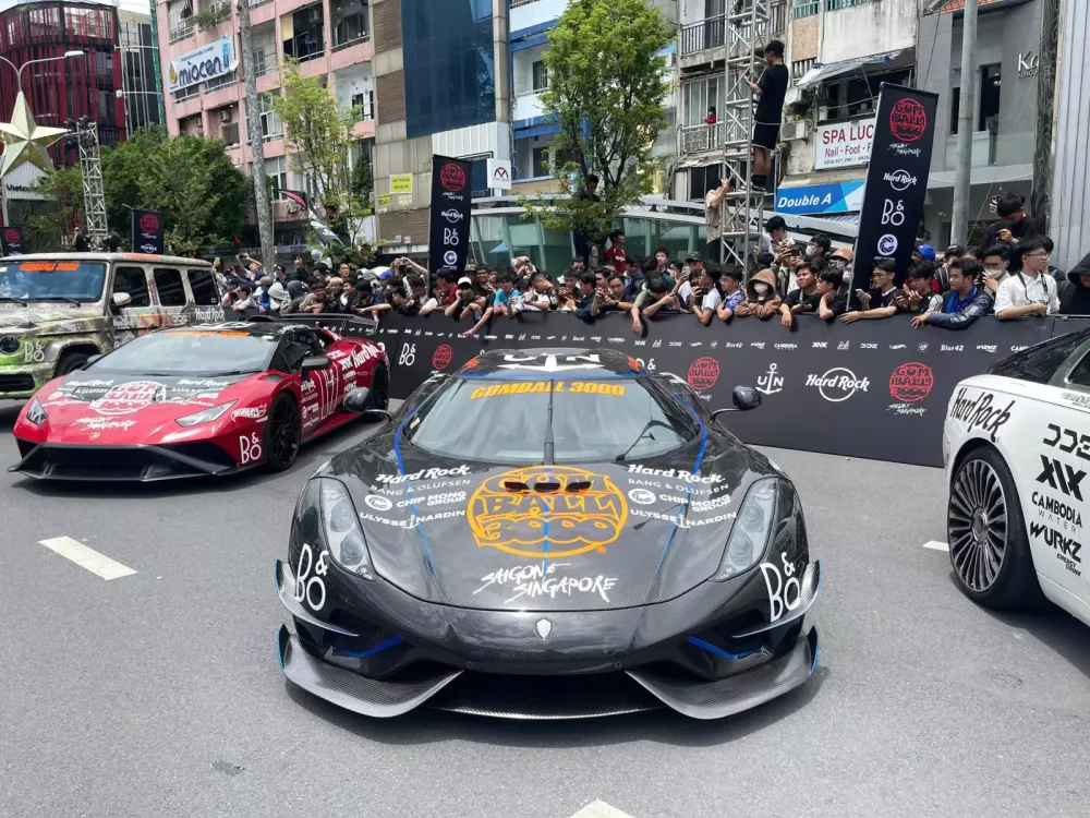 Toàn cảnh Gumball 3000 2024 trong ngày đầu tiên ở Việt Nam: Koenigsegg Regera và Pagani Huayra BC Roadster gây tắc đường- Ảnh 1.