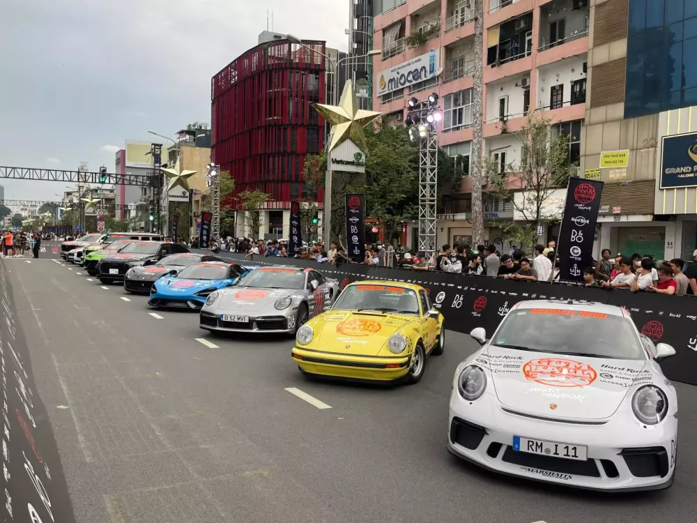 Toàn cảnh Gumball 3000 2024 trong ngày đầu tiên ở Việt Nam: Koenigsegg Regera và Pagani Huayra BC Roadster gây tắc đường- Ảnh 6.