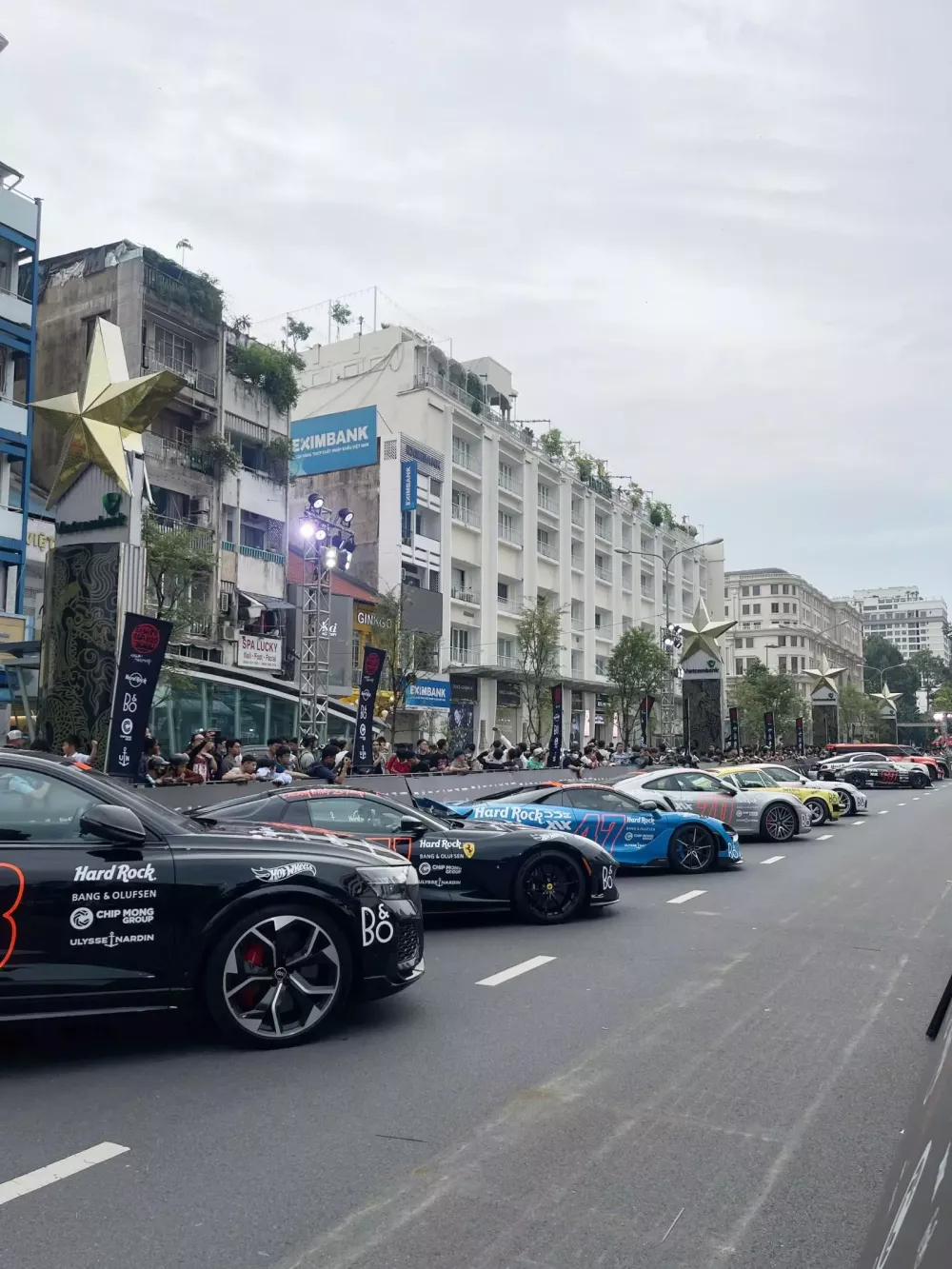 Toàn cảnh Gumball 3000 2024 trong ngày đầu tiên ở Việt Nam: Koenigsegg Regera và Pagani Huayra BC Roadster gây tắc đường- Ảnh 4.