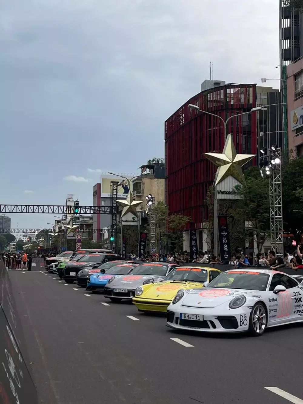 Toàn cảnh Gumball 3000 2024 trong ngày đầu tiên ở Việt Nam: Koenigsegg Regera và Pagani Huayra BC Roadster gây tắc đường- Ảnh 13.