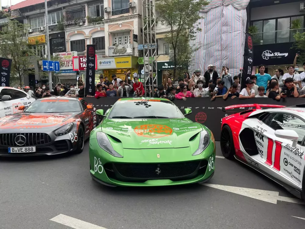 Toàn cảnh Gumball 3000 2024 trong ngày đầu tiên ở Việt Nam: Koenigsegg Regera và Pagani Huayra BC Roadster gây tắc đường- Ảnh 8.