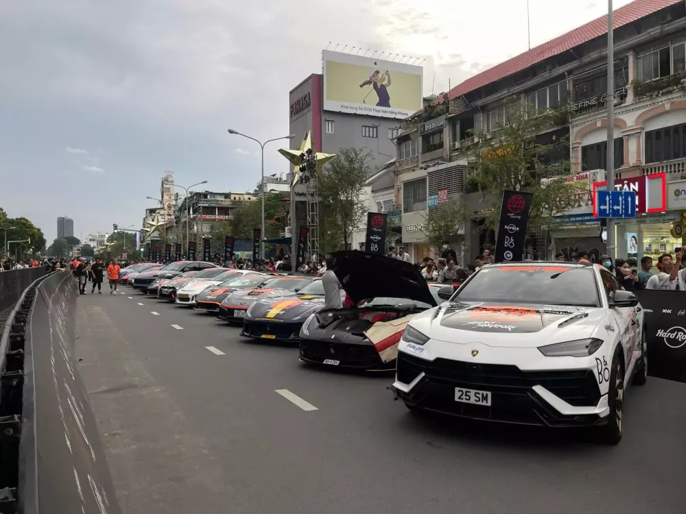 Toàn cảnh Gumball 3000 2024 trong ngày đầu tiên ở Việt Nam: Koenigsegg Regera và Pagani Huayra BC Roadster gây tắc đường- Ảnh 12.